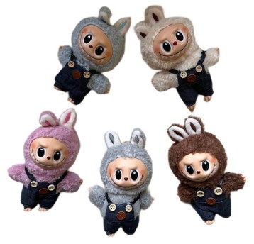 BRELOK MASKOTKA LABUBU 20CM W UBRANKU 1270