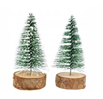 Choinki z tworzywa sztucznego przypruszone śnieg