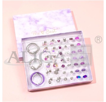 Zestaw biżuteryjny w ozdobnym pudełku, 43 elementy